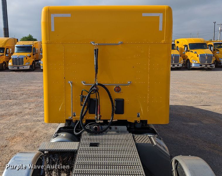 image for item MN9963 2019 Peterbilt 579  semi truck