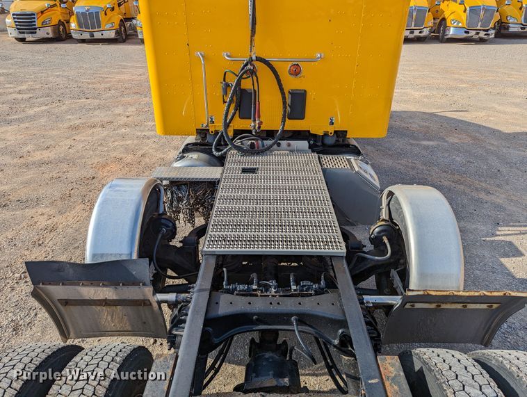 image for item MN9963 2019 Peterbilt 579  semi truck