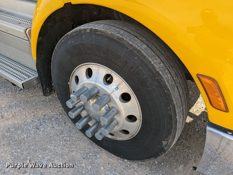 image for item MN9963 2019 Peterbilt 579  semi truck