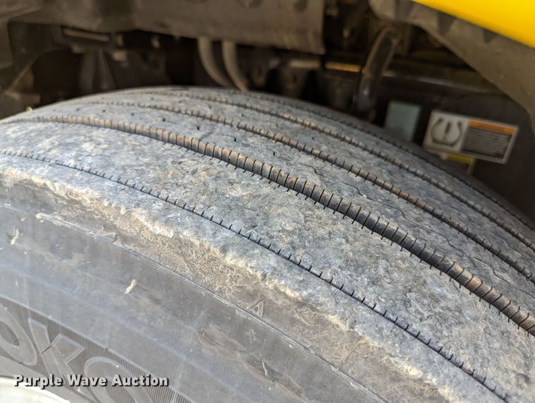 image for item MN9963 2019 Peterbilt 579  semi truck