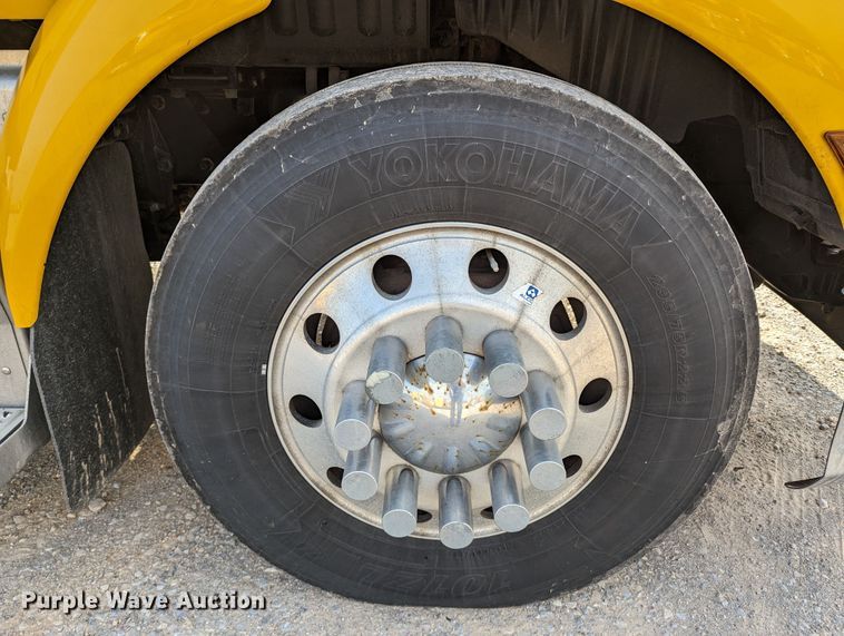 image for item MN9963 2019 Peterbilt 579  semi truck