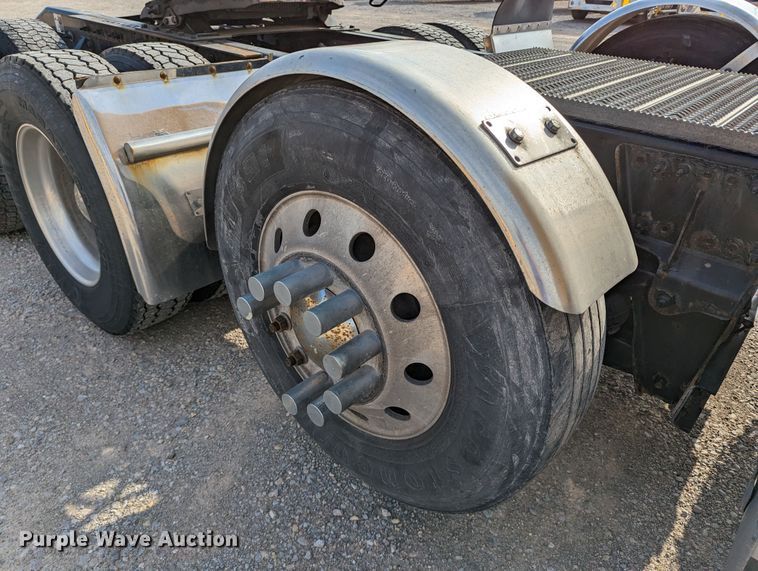 image for item MN9963 2019 Peterbilt 579  semi truck