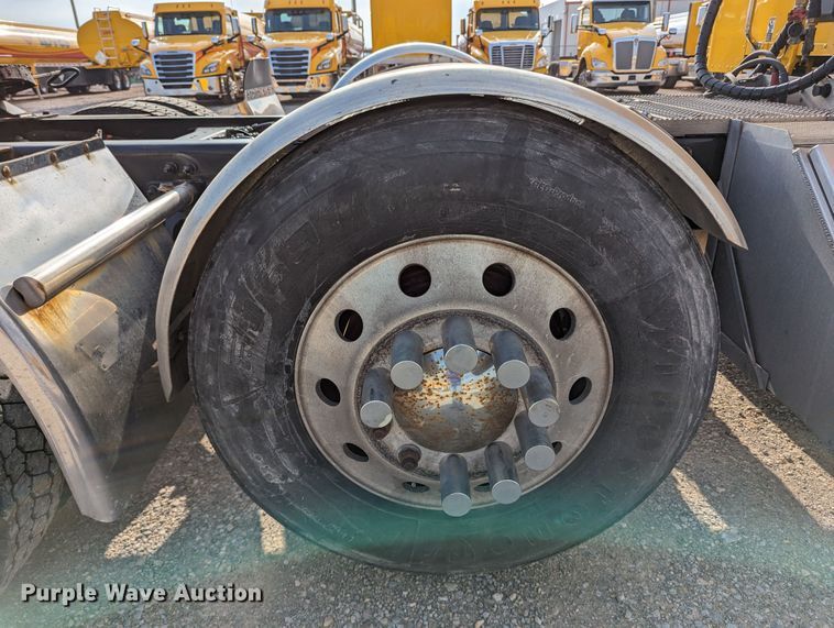 image for item MN9963 2019 Peterbilt 579  semi truck