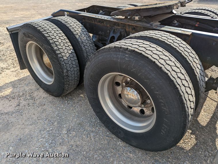 image for item MN9963 2019 Peterbilt 579  semi truck