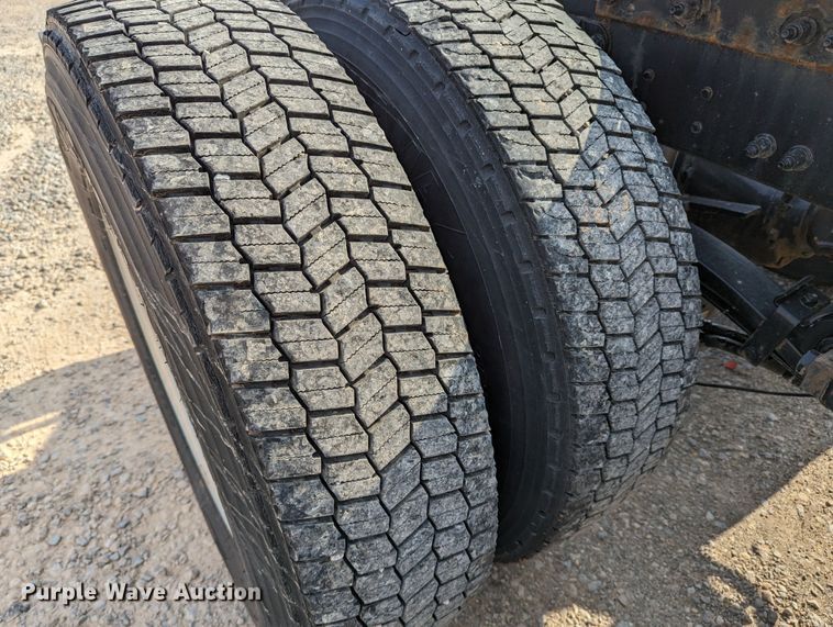 image for item MN9963 2019 Peterbilt 579  semi truck