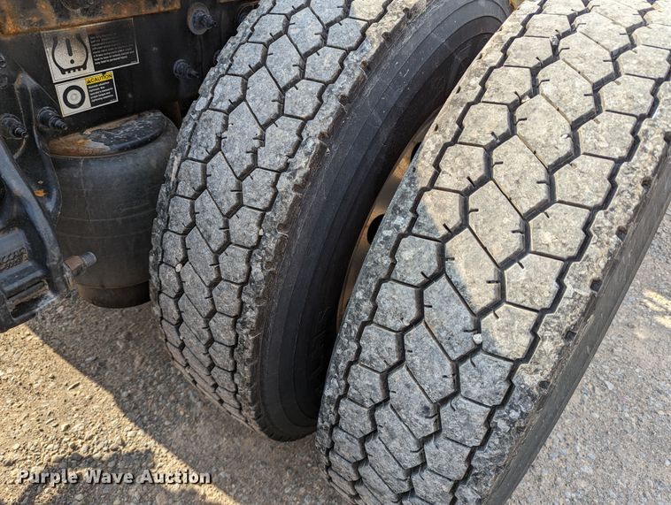 image for item MN9963 2019 Peterbilt 579  semi truck