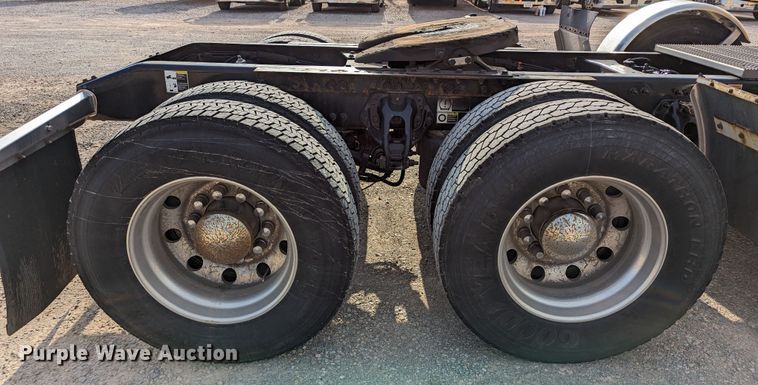 image for item MN9963 2019 Peterbilt 579  semi truck