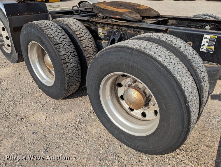 image for item MN9963 2019 Peterbilt 579  semi truck