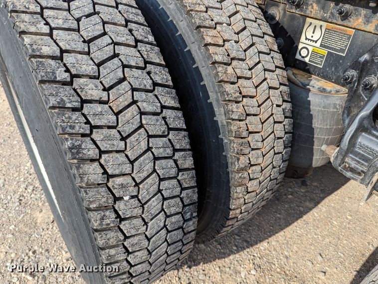 image for item MN9963 2019 Peterbilt 579  semi truck