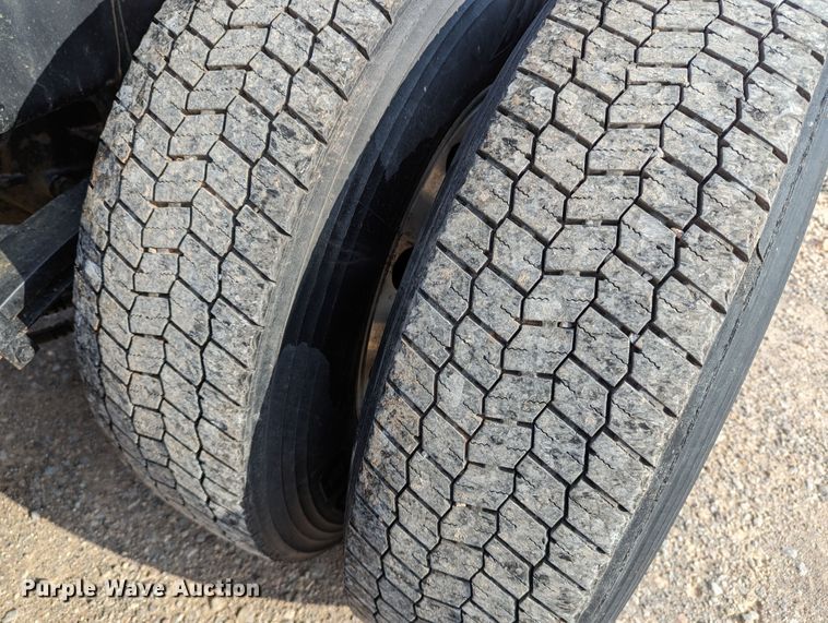 image for item MN9963 2019 Peterbilt 579  semi truck