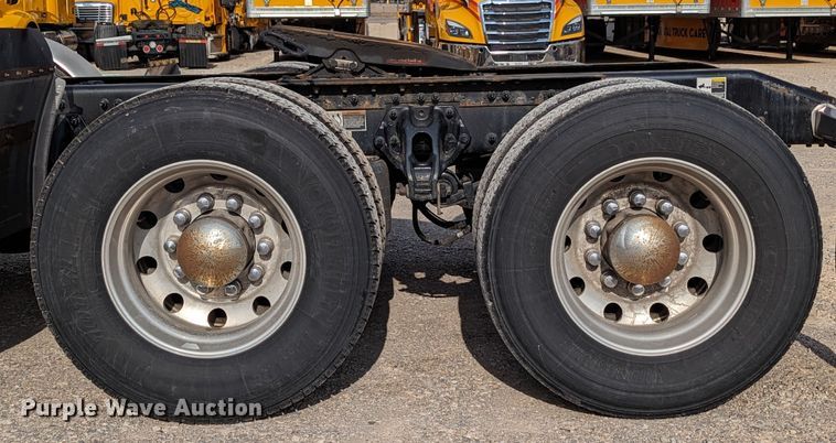 image for item MN9963 2019 Peterbilt 579  semi truck