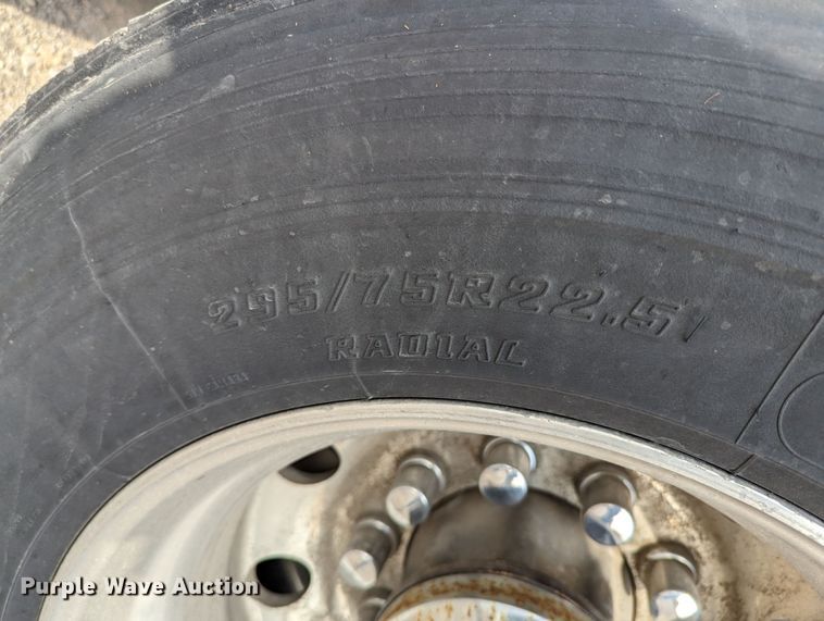 image for item MN9963 2019 Peterbilt 579  semi truck