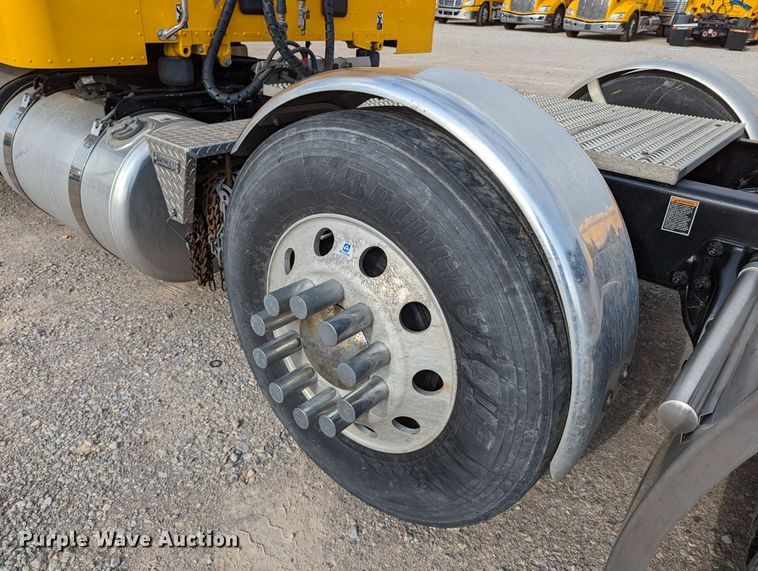 image for item MN9963 2019 Peterbilt 579  semi truck