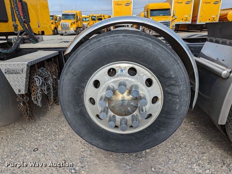 image for item MN9963 2019 Peterbilt 579  semi truck