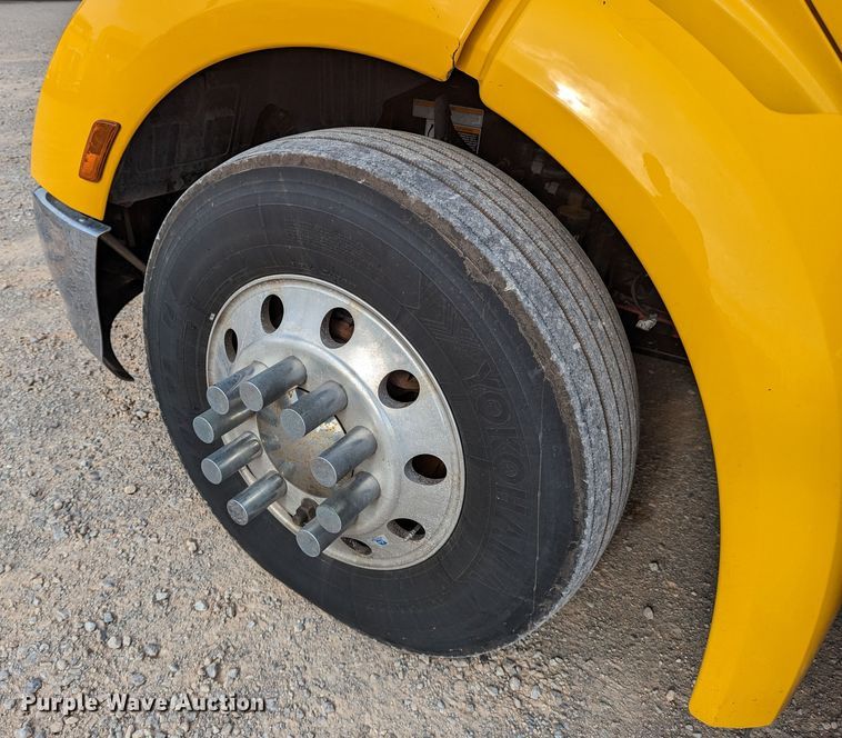 image for item MN9963 2019 Peterbilt 579  semi truck