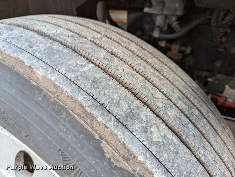 image for item MN9963 2019 Peterbilt 579  semi truck