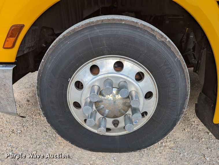 image for item MN9963 2019 Peterbilt 579  semi truck