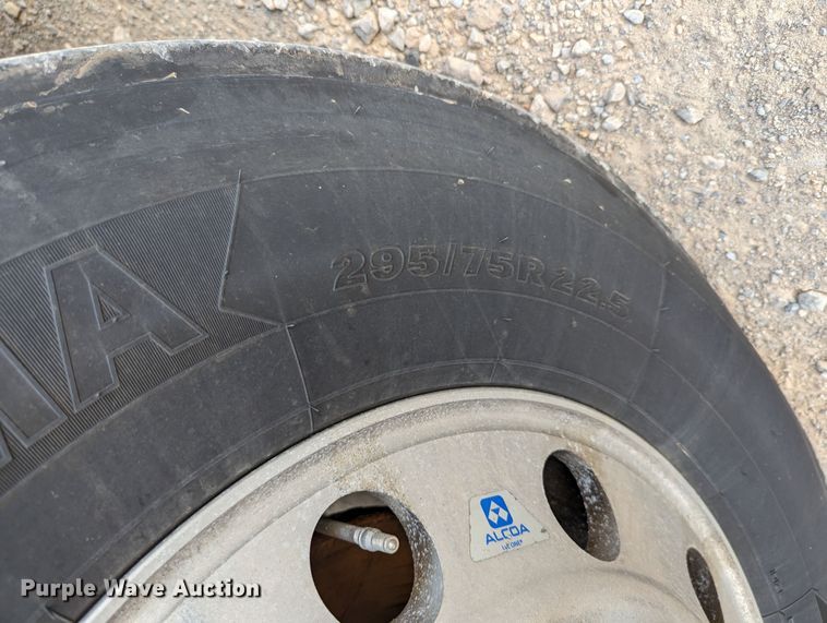 image for item MN9963 2019 Peterbilt 579  semi truck