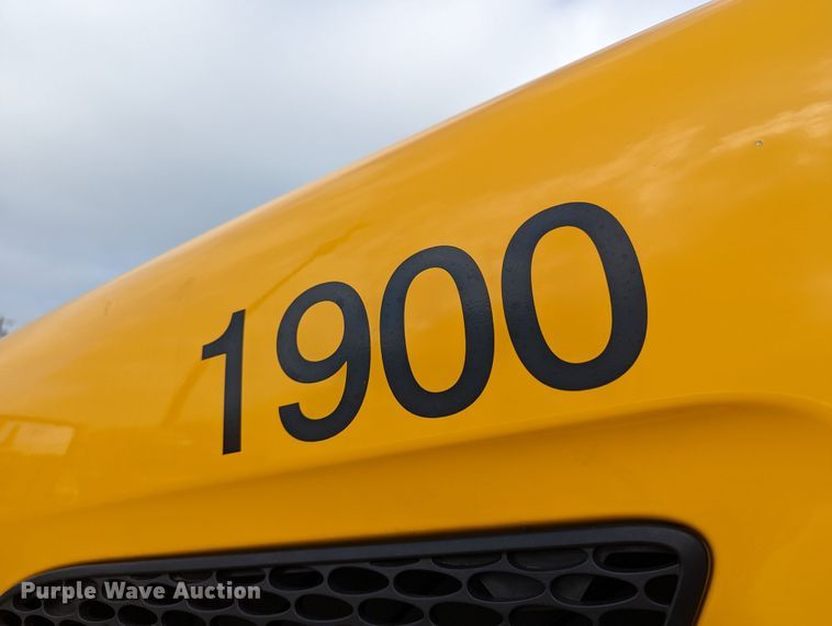 image for item MN9963 2019 Peterbilt 579  semi truck