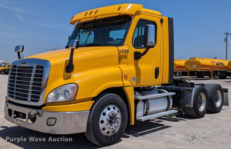 image for item MN9965 2018 Freightliner Cascadia 125  semi truck