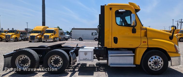 image for item MN9965 2018 Freightliner Cascadia 125  semi truck