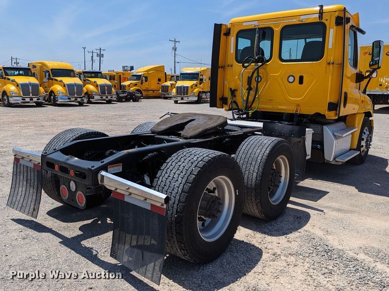 image for item MN9965 2018 Freightliner Cascadia 125  semi truck