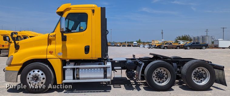 image for item MN9965 2018 Freightliner Cascadia 125  semi truck