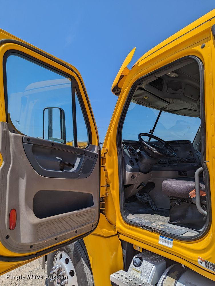 image for item MN9965 2018 Freightliner Cascadia 125  semi truck