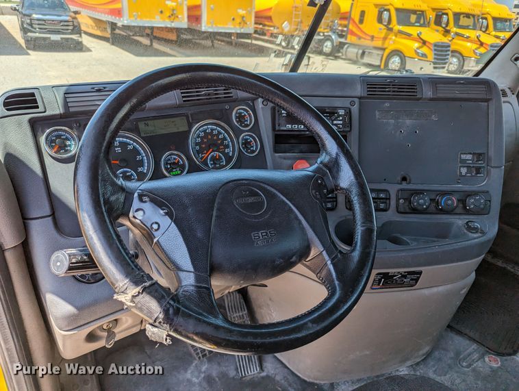 image for item MN9965 2018 Freightliner Cascadia 125  semi truck