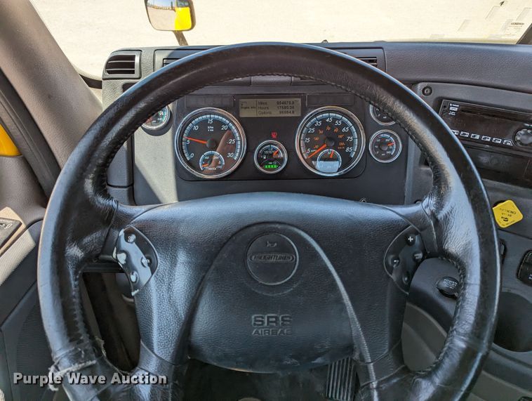 image for item MN9965 2018 Freightliner Cascadia 125  semi truck