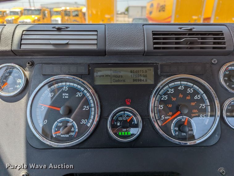 image for item MN9965 2018 Freightliner Cascadia 125  semi truck