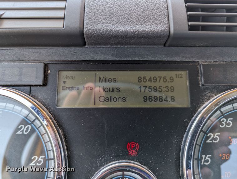 image for item MN9965 2018 Freightliner Cascadia 125  semi truck