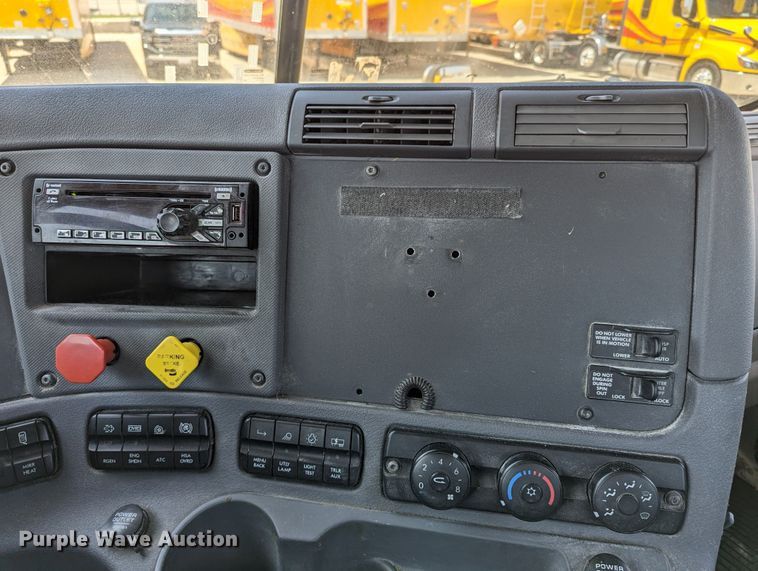 image for item MN9965 2018 Freightliner Cascadia 125  semi truck