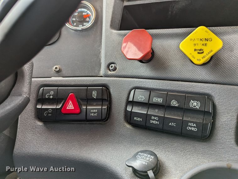 image for item MN9965 2018 Freightliner Cascadia 125  semi truck