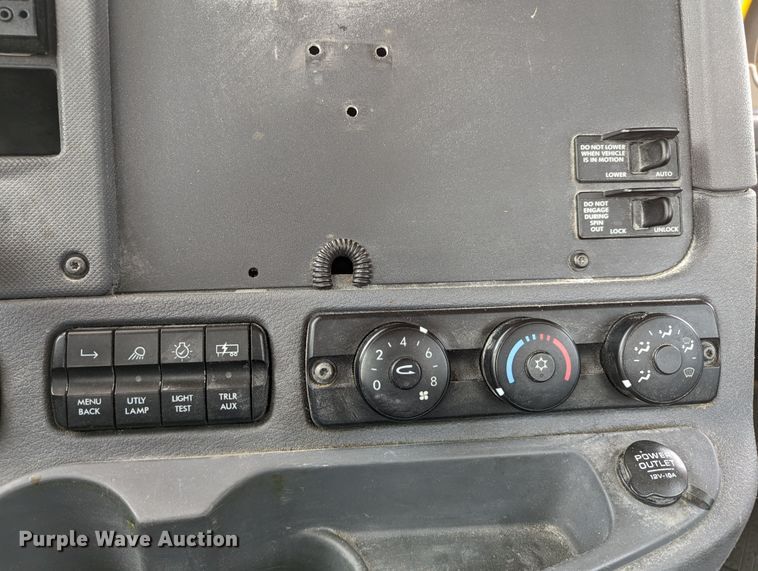 image for item MN9965 2018 Freightliner Cascadia 125  semi truck