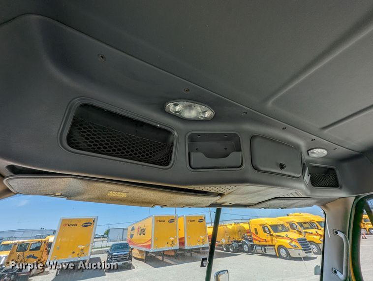 image for item MN9965 2018 Freightliner Cascadia 125  semi truck