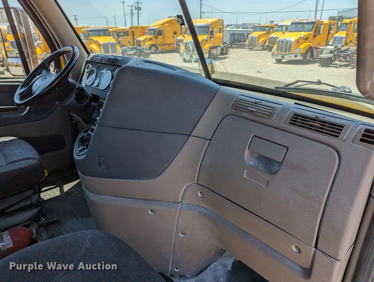 image for item MN9965 2018 Freightliner Cascadia 125  semi truck