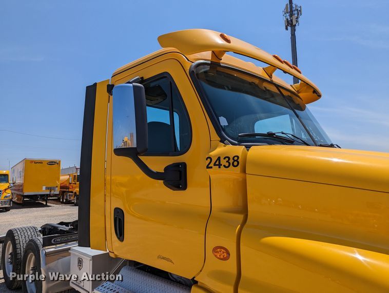 image for item MN9965 2018 Freightliner Cascadia 125  semi truck