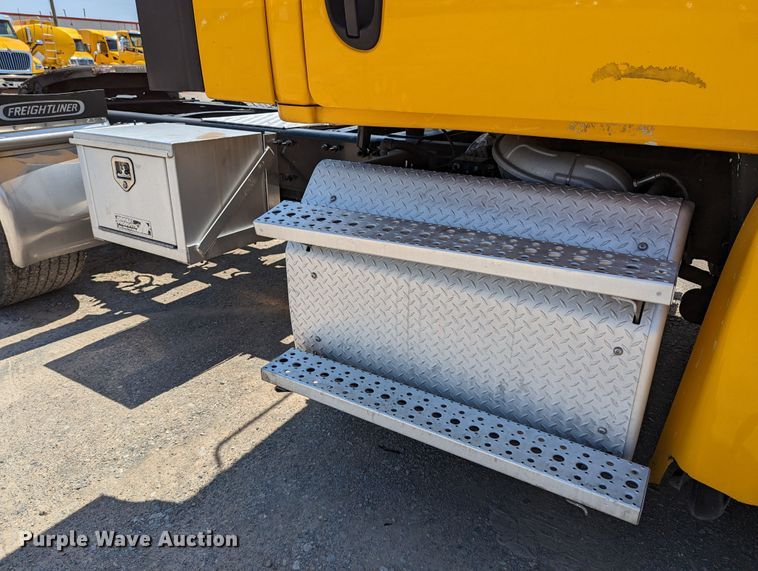 image for item MN9965 2018 Freightliner Cascadia 125  semi truck