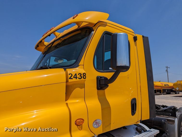 image for item MN9965 2018 Freightliner Cascadia 125  semi truck