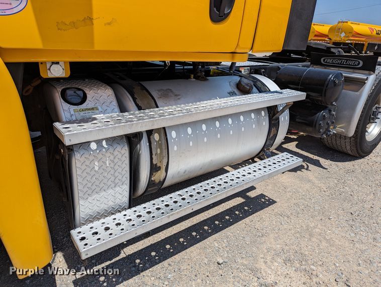 image for item MN9965 2018 Freightliner Cascadia 125  semi truck