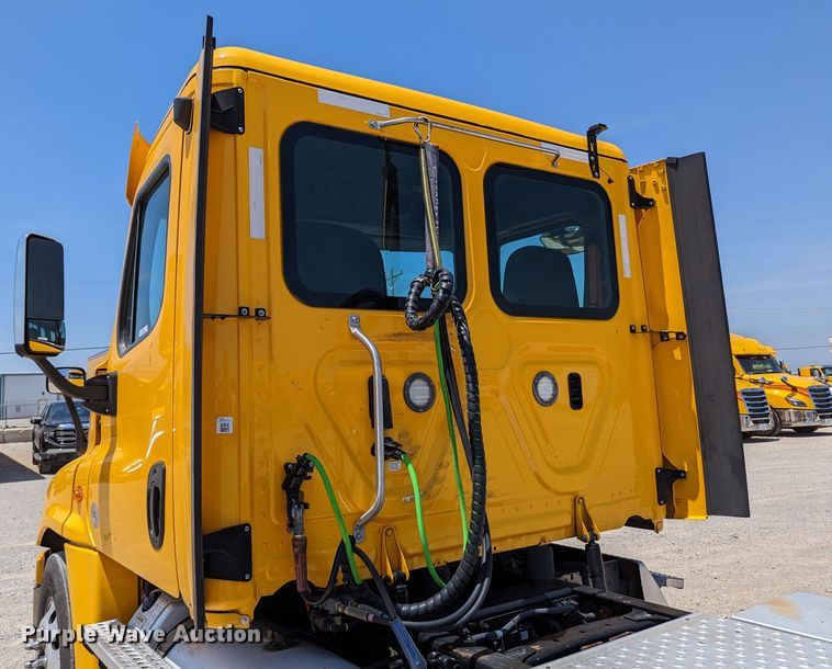 image for item MN9965 2018 Freightliner Cascadia 125  semi truck