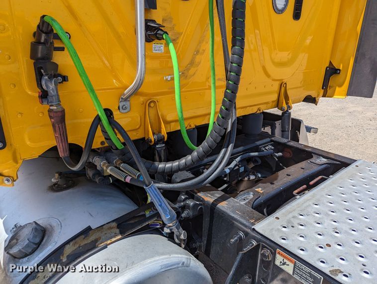 image for item MN9965 2018 Freightliner Cascadia 125  semi truck