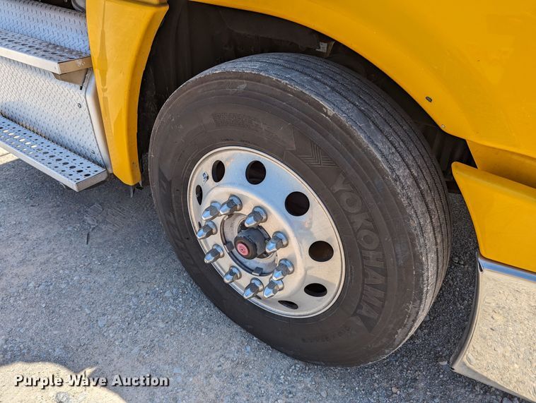 image for item MN9965 2018 Freightliner Cascadia 125  semi truck