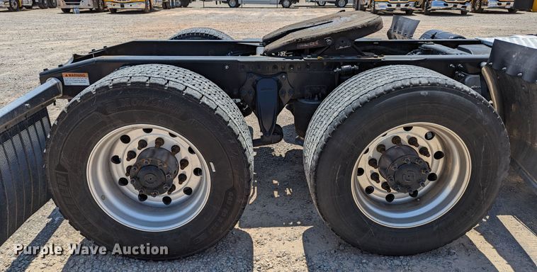 image for item MN9965 2018 Freightliner Cascadia 125  semi truck