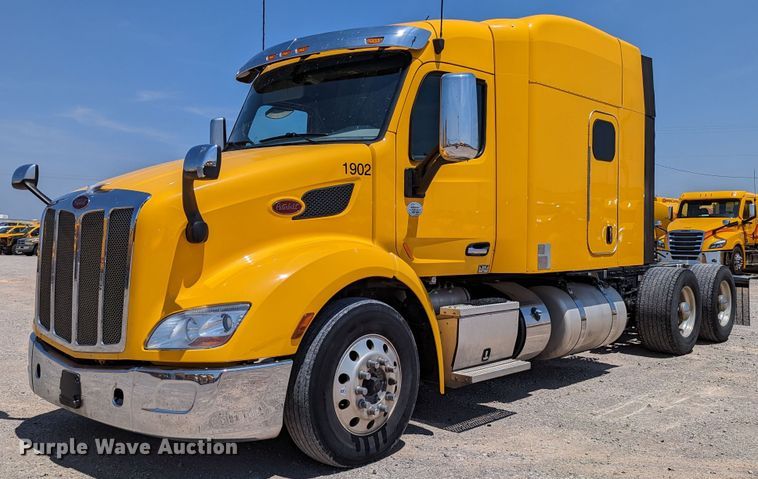 image for item MN9966 2019 Peterbilt 579  semi truck