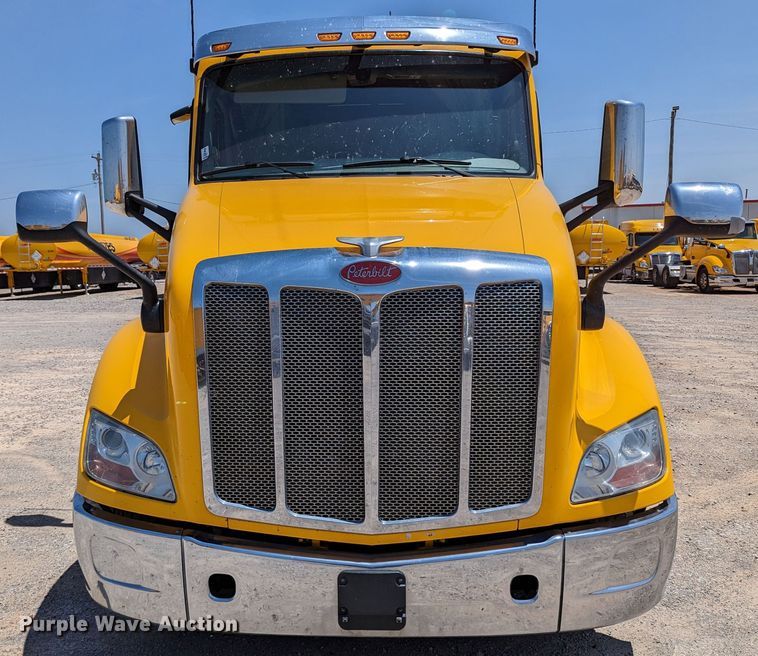 image for item MN9966 2019 Peterbilt 579  semi truck
