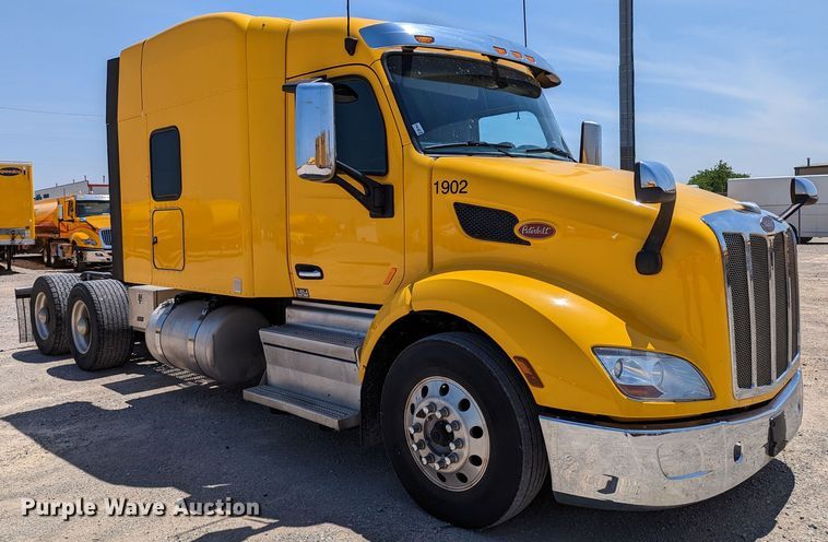 image for item MN9966 2019 Peterbilt 579  semi truck