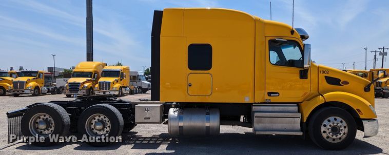 image for item MN9966 2019 Peterbilt 579  semi truck