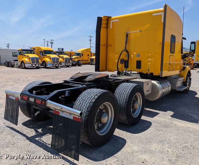 image for item MN9966 2019 Peterbilt 579  semi truck